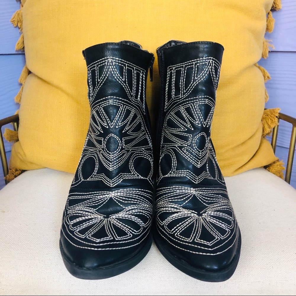 QUPID  - embroidered faux leather boots, 9